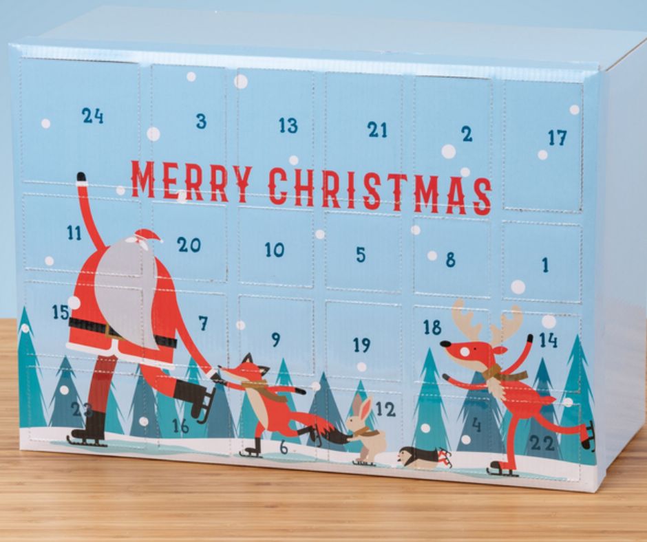 Kuvassa itse täytettävä vaalean sininen joulukalenteri, jossa iloinen kuva joulupukista ja metsän eläimistä.