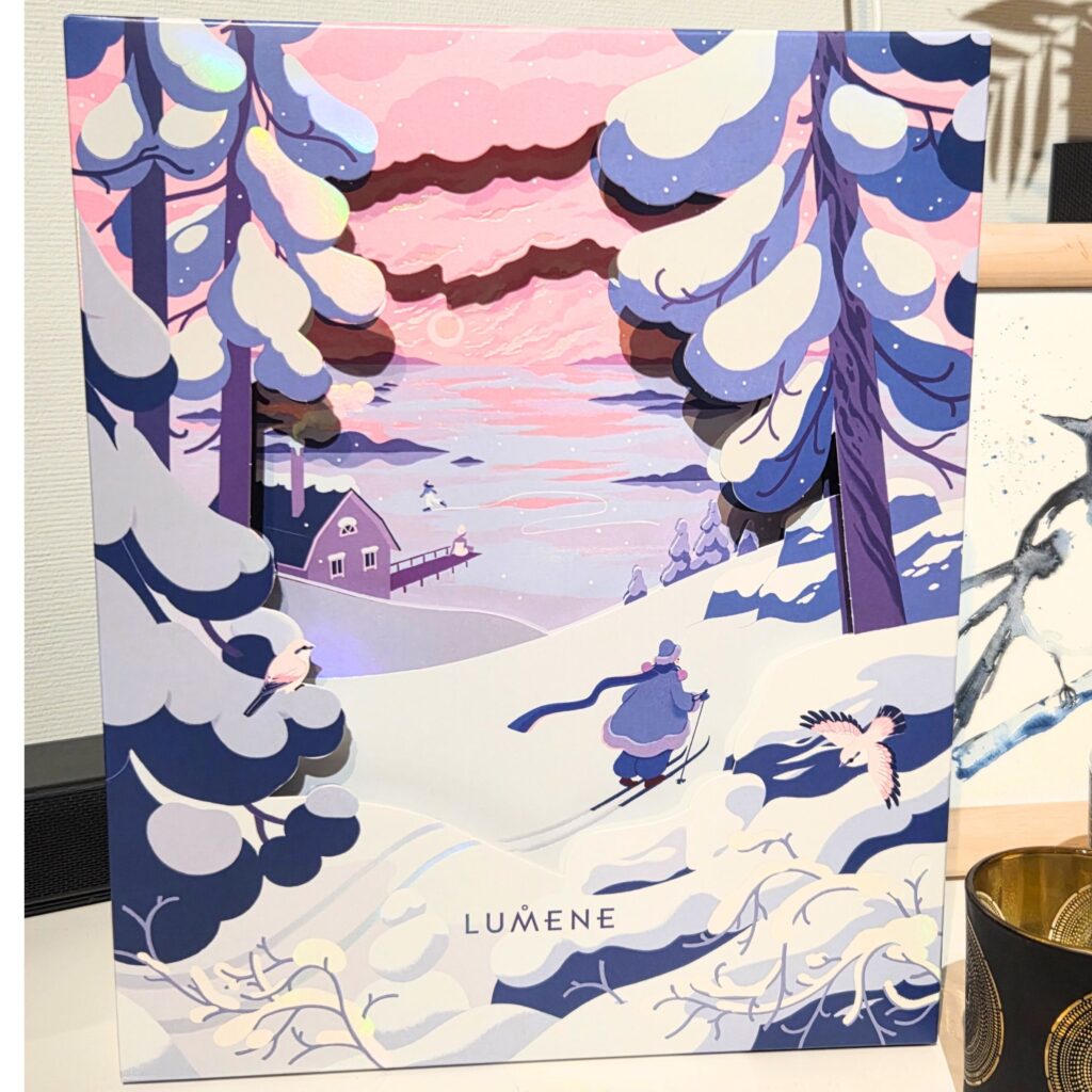 Lumenen vuoden 2025 joulukaelnteri pöydällä