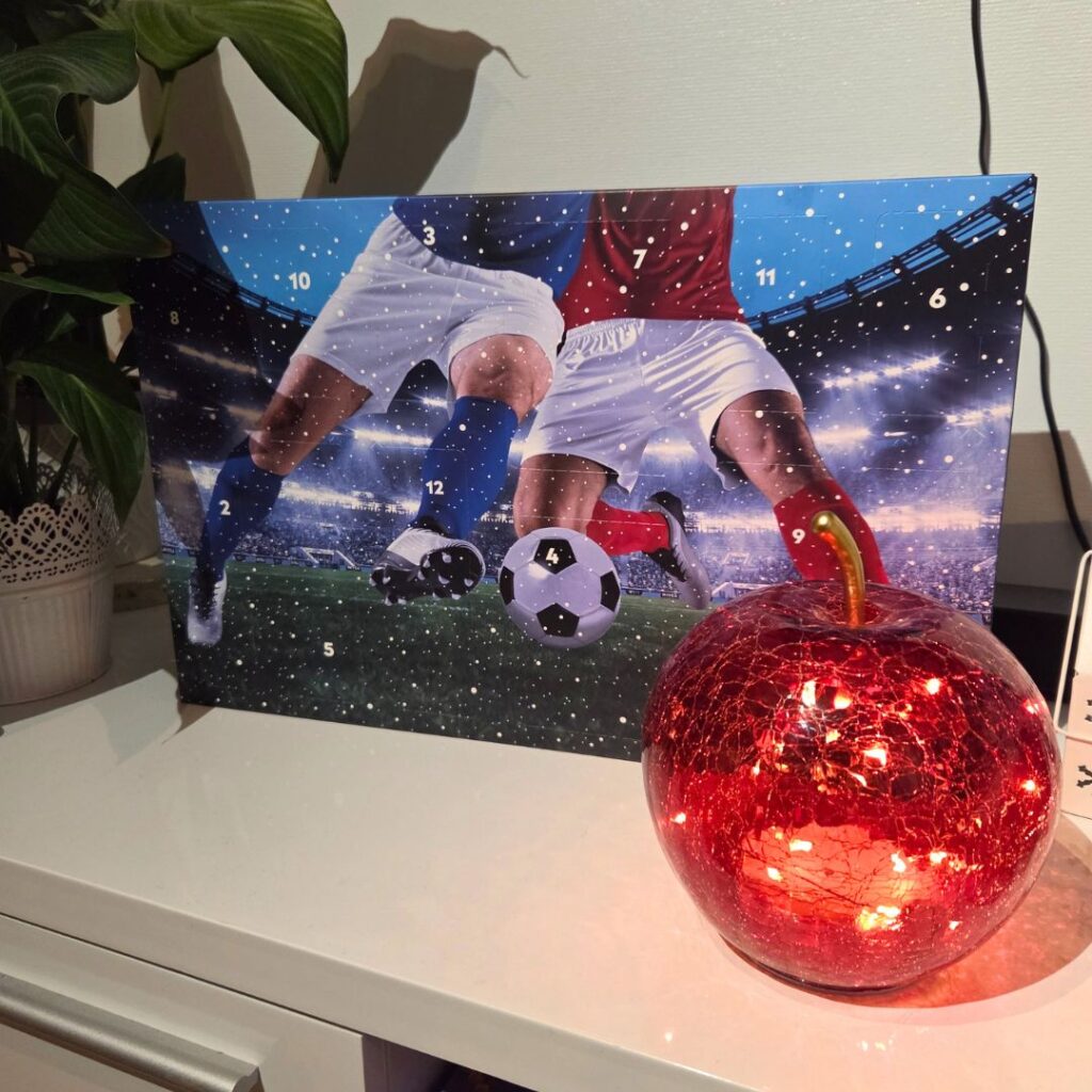 nivean joulukalenteri pöydällä ja omenajouluvalo