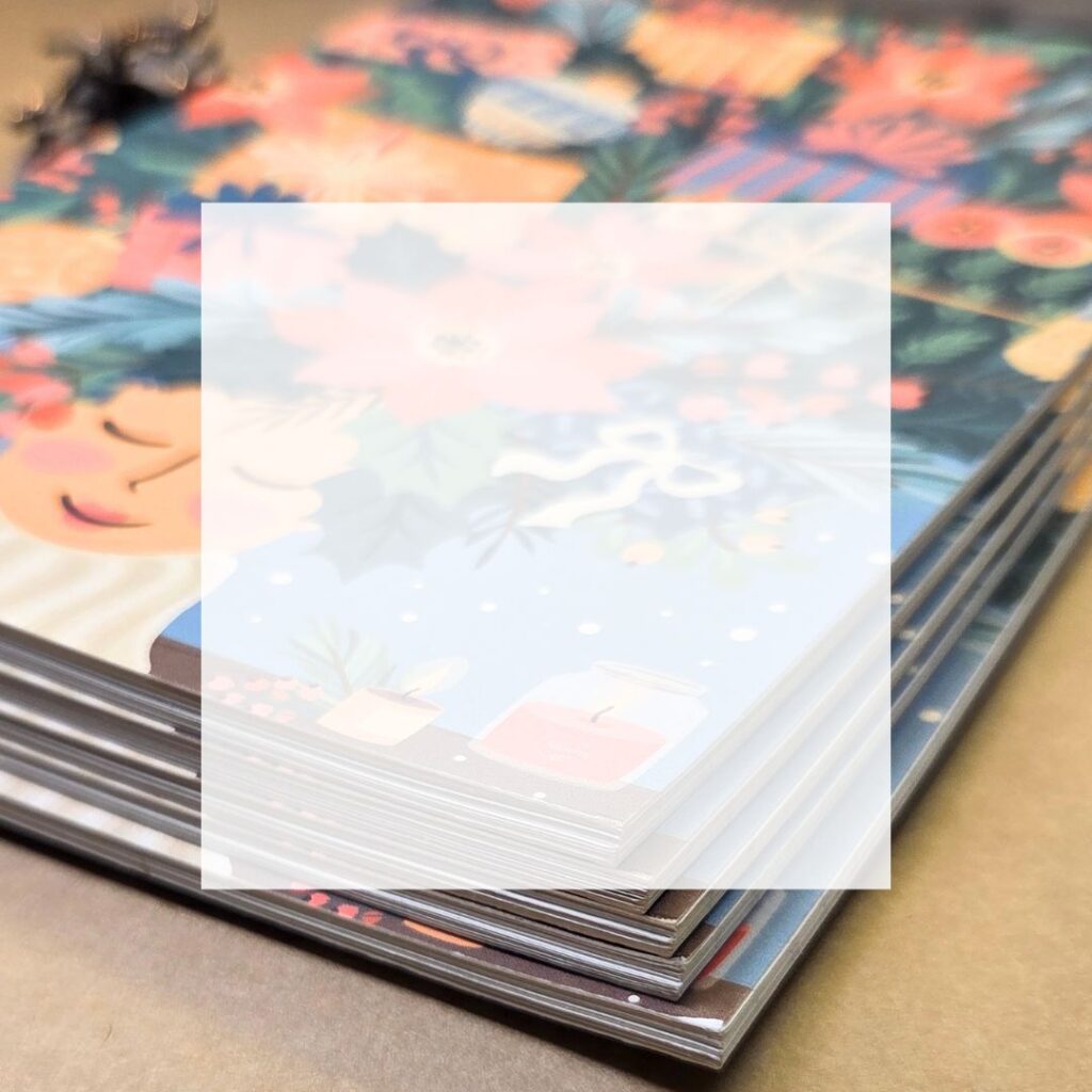 Jouluisia muistikirjoja pinossa